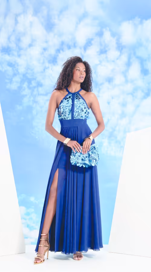Abito da cerimonia lungo blu con scollatura all'americana, corpetto floreale e spacco disponibile da W le Donne Atelier Cerimonia.